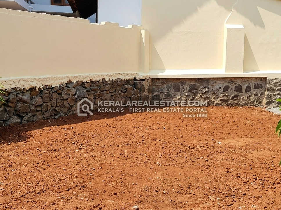 10 Cents (4000 Sqft)  of Prime Commercial Land for Rent in Chittoor Road, Valanjambalam, Ernakulam